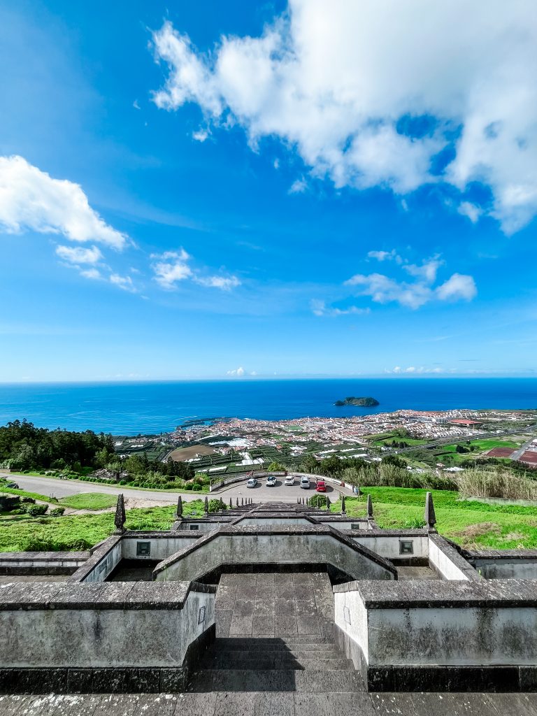 Uitzicht op Vila Franca do Campo vanaf de Ermida de Nossa Senhora da Paz kerk